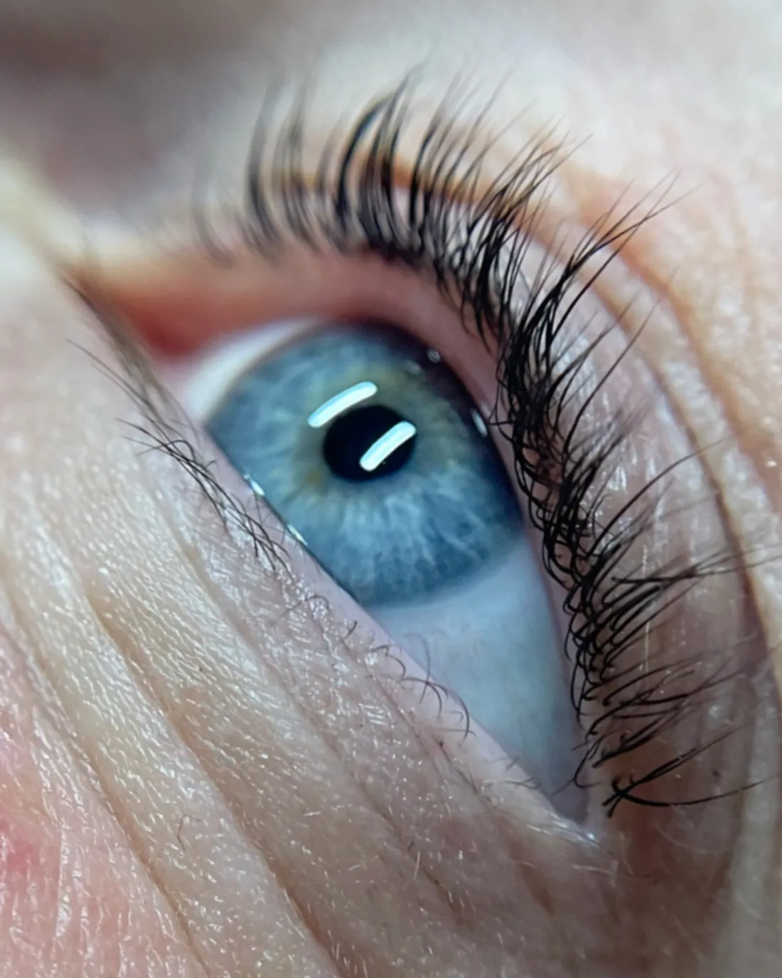Řasy po lash liftingu – detail modrého oka